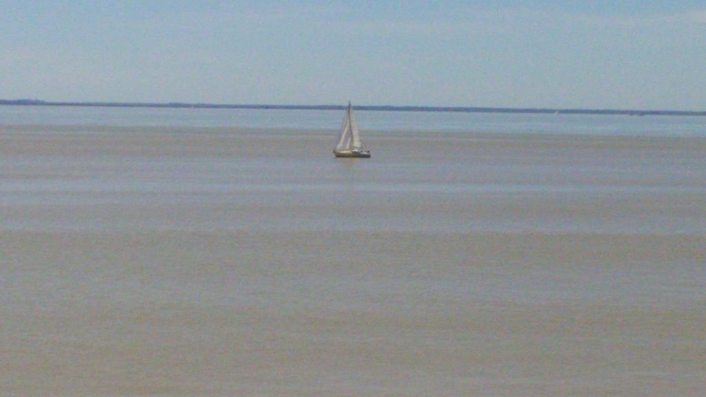 Entre Estuaire Et Citadelle Apartment Blaye Luaran gambar